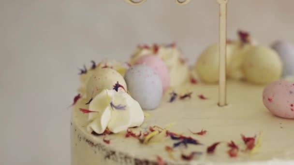 Vit Tårta Ett Bord Läcker Söt Dessert — Stockvideo