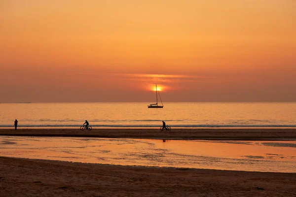 Pôr Sol Vermelho Com Pessoas Passeando Praia Playa America Galiza — Fotografia de Stock