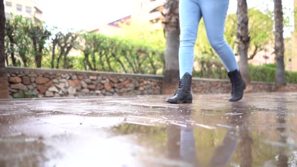 Hdで公園を歩く黒いブーツの女性のスローモーション — ストック動画