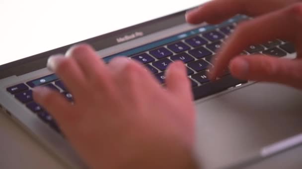 Γυναικεία Πληκτρολόγηση Στο Πληκτρολόγιο Laptop — Αρχείο Βίντεο