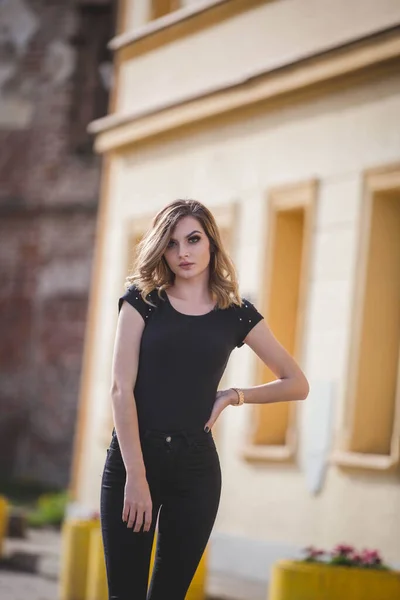 Attractive Caucasian Woman Standing Street Blurred Background — Stock Photo, Image