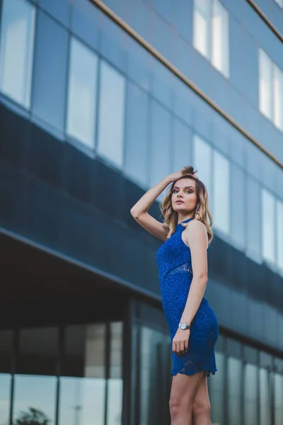 Atrakcyjna Biała Kobieta Ubrana Niebieską Sukienkę Tle Niewyraźnego Budynku — Zdjęcie stockowe
