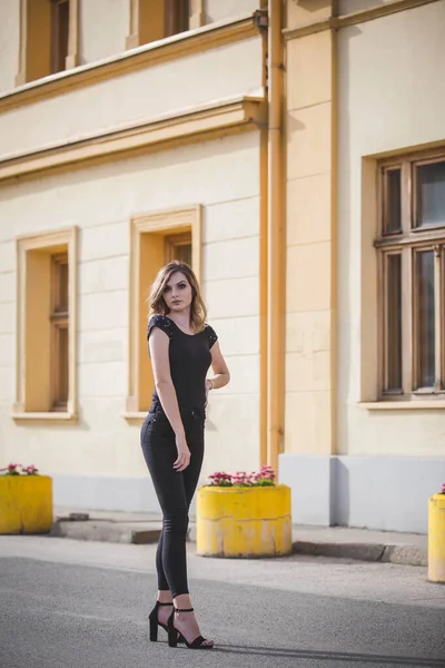 Een Aantrekkelijke Blanke Vrouw Die Straat Staat Tegen Het Gele — Stockfoto