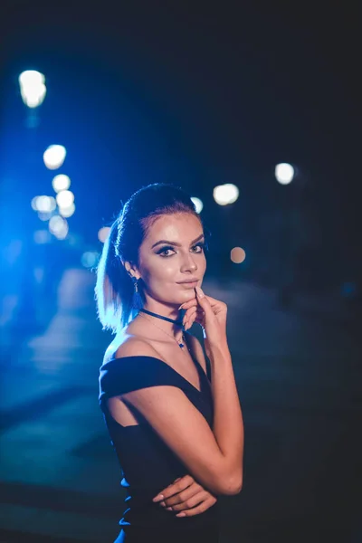 Attraktiv Ung Kvinna Elegant Svart Klänning Poserar Gatan Natten — Stockfoto
