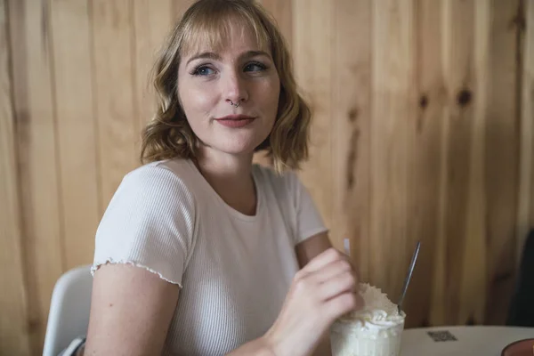 Молодая Улыбающаяся Красавица Пьет Молочный Коктейль Кафе — стоковое фото
