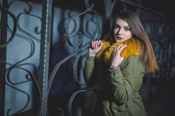 Portrét Atraktivní Mladé Ženy Kabátě Žlutou Srstí Pózující Starých Dveří — Stock fotografie