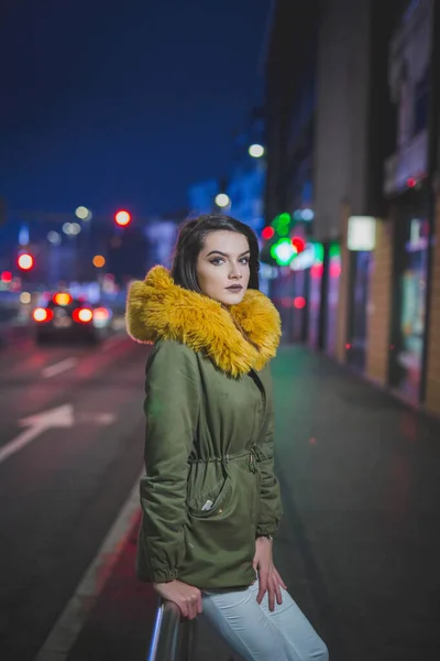 Een Aantrekkelijke Bosnische Blanke Vrouw Draagt Een Winterjas Zittend Metalen — Stockfoto