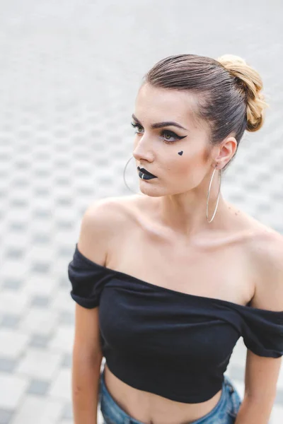 Siyah Makyajlı Kocaman Yuvarlak Küpeli Çekici Bir Bosnalı Kadın — Stok fotoğraf