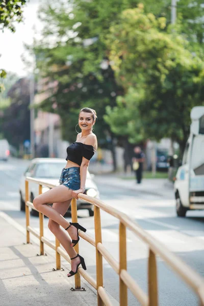 Een Aantrekkelijke Bosnische Blanke Vrouw Zittend Metalen Relingen Aan Kant — Stockfoto