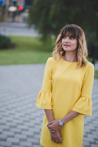 一位有魅力的波斯尼亚白人女人穿着黄色衣服 背景模糊 — 图库照片