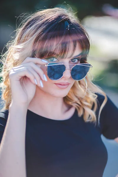 Uma Mulher Branca Bósnia Atraente Vestindo Vestido Preto Segurando Seus — Fotografia de Stock