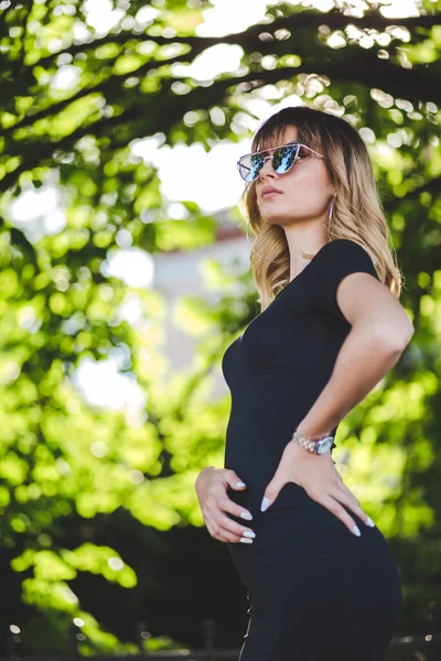 Uma Mulher Branca Bósnia Atraente Vestindo Vestido Preto Segurando Seus — Fotografia de Stock