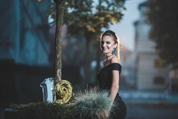 Eine Attraktive Junge Frau Einem Eleganten Schwarzen Kleid Mit Luftballons — Stockfoto