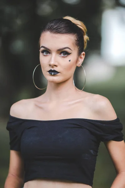 Una Atractiva Mujer Caucásica Bosnia Con Vestido Negro Con Maquillaje —  Fotos de Stock
