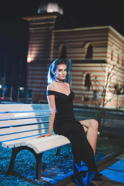 Eine Attraktive Junge Frau Einem Eleganten Schwarzen Kleid Posiert Nestreet — Stockfoto