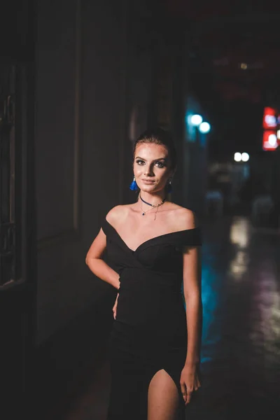 Uma Jovem Mulher Atraente Elegante Vestido Preto Posando Rua Noite — Fotografia de Stock