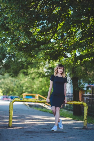 Eine Attraktive Bosnisch Kaukasische Frau Einem Schwarzen Kleid Sitzt Auf — Stockfoto