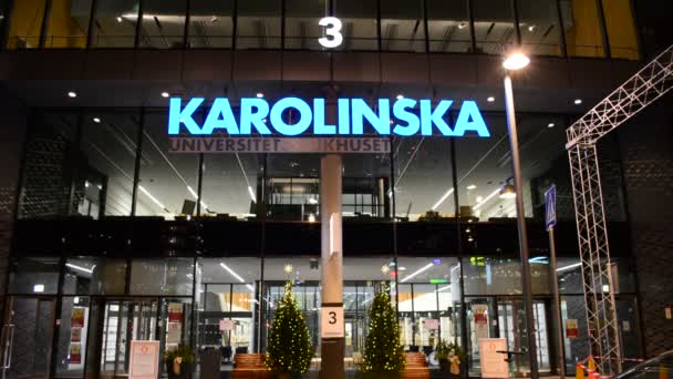 ストックホルム スウェーデン 2020年12月8日 Nya Karolinska Sjukhuset 少数の人々と夜の病院の正面玄関 — ストック動画