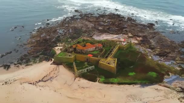 Una Representación Una Antigua Fortaleza Aislada Por Mar — Vídeo de stock