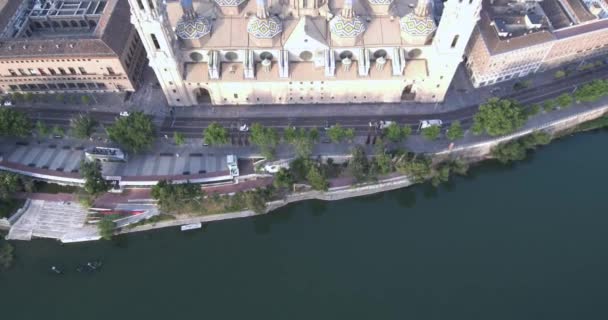 Şehrin Arka Planında Nehrin Yakınındaki Antik Bir Katedralin Lık Bir — Stok video