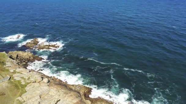 Красивий Вид Морську Воду Скелястий Пляж — стокове відео