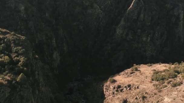 Eine Darstellung Eines Flusses Auf Den Hohen Felsen — Stockvideo