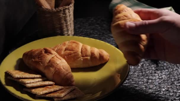 Gros Plan Quelques Morceaux Croissants Sur Plateau Service — Video