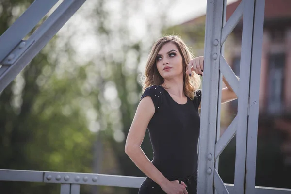 Uma Jovem Mulher Loira Uma Blusa Posando Perto Uma Construção — Fotografia de Stock