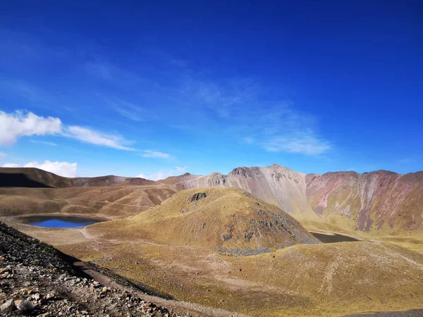 Nevado Toluca Ulusal Parkı Nın Parlak Mavi Gökyüzünün Altında Nefes — Stok fotoğraf