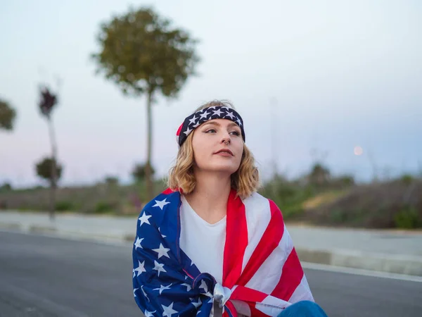 Uma Mulher Caucasiana Patriótica Com Anel Nariz Uma Bandana Moda — Fotografia de Stock