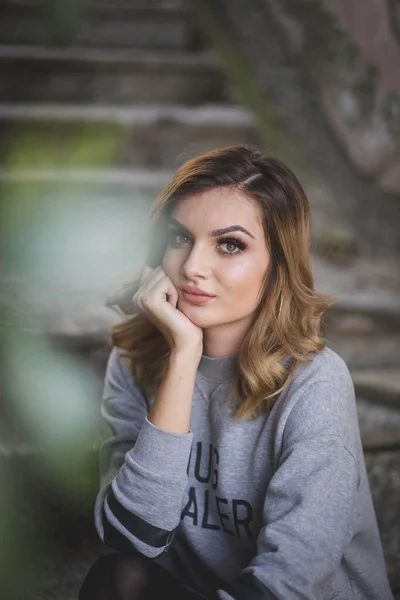 Een Verticaal Shot Van Een Jonge Aantrekkelijke Vrouw Poseren Buiten — Stockfoto