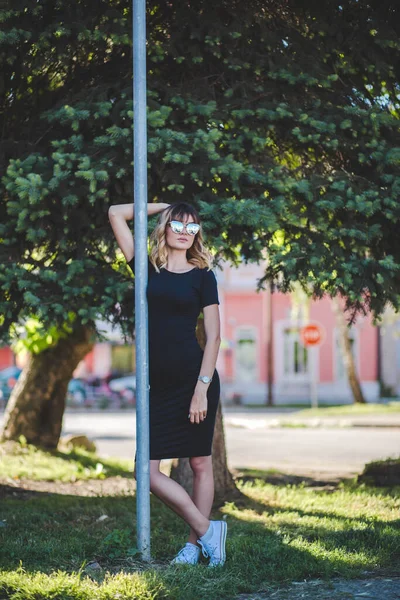 Eine Vertikale Aufnahme Einer Jungen Kaukasierin Die Einem Sonnigen Park — Stockfoto