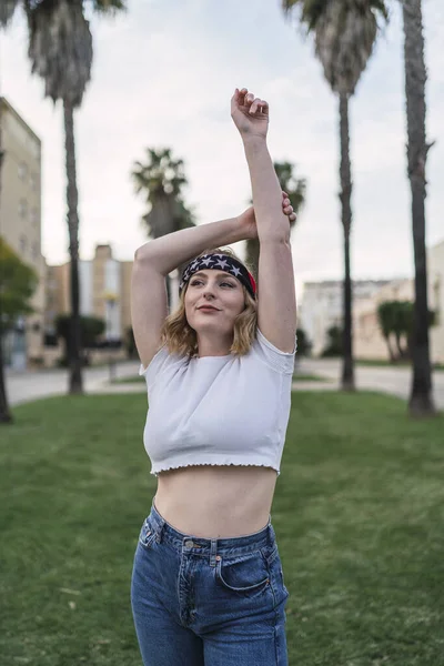 Uma Jovem Mulher Branca Bonita Posando Parque Com Uma Faixa — Fotografia de Stock