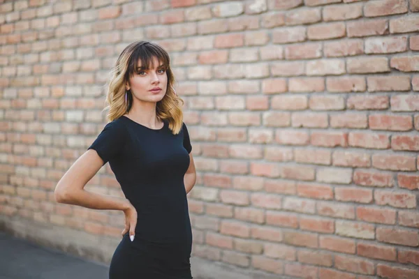 Een Jonge Aantrekkelijke Blonde Vrouw Een Zwarte Jurk Poseren Voor — Stockfoto