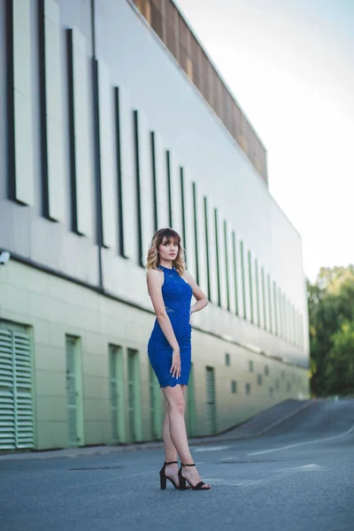 Tiro Vertical Uma Jovem Mulher Loira Elegante Vestido Azul Posando — Fotografia de Stock