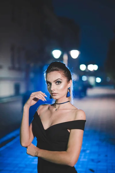Tiro Vertical Uma Jovem Mulher Caucasiana Elegante Vestido Preto Elegante — Fotografia de Stock