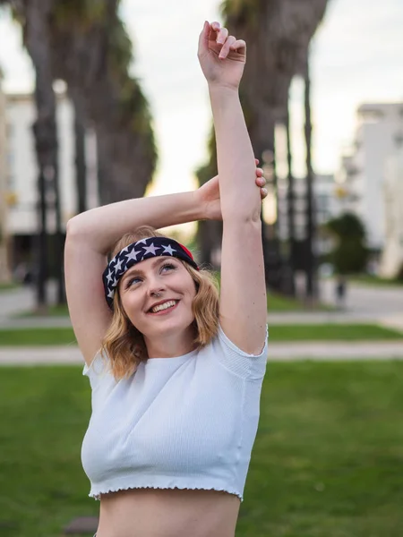 Foco Raso Uma Mulher Caucasiana Feliz Uma Bandana Moda Top — Fotografia de Stock