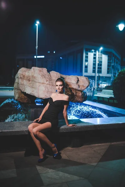 Tiro Vertical Uma Jovem Mulher Caucasiana Elegante Vestido Preto Elegante — Fotografia de Stock