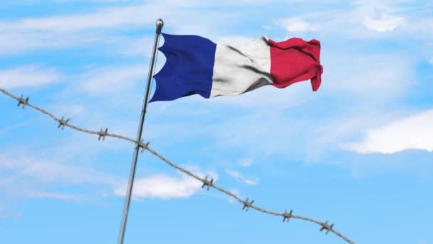 空の背景に有刺鉄線で風になびくフランスの旗 — ストック動画