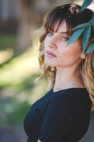 Primer Plano Vertical Una Joven Atractiva Mujer Caucásica Posando Aire —  Fotos de Stock