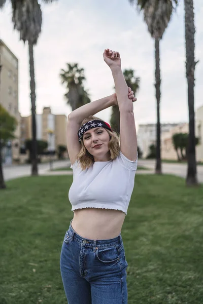 Uma Jovem Mulher Branca Bonita Posando Parque Com Uma Faixa — Fotografia de Stock