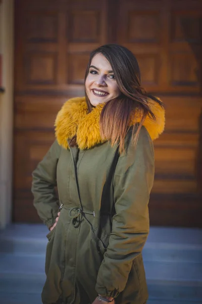 Een Verticaal Schot Van Een Jonge Blanke Vrouw Poseren Glimlachen — Stockfoto