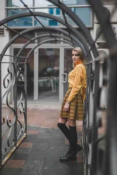 Een Verticaal Schot Van Een Jonge Aantrekkelijke Blanke Vrouw Poseren — Stockfoto