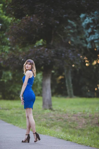 Disparo Vertical Una Joven Mujer Caucásica Posando Parque Soleado —  Fotos de Stock