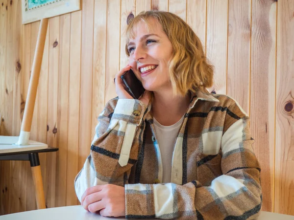 Мягкий Фокус Белокурой Белокурой Женщины Счастливо Разговаривающей Телефону Семьёй — стоковое фото