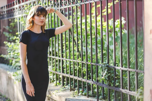 Uma Jovem Mulher Branca Atraente Posando Livre Perto Portão — Fotografia de Stock