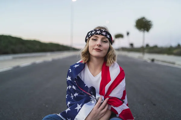 Uma Jovem Caucasiana Com Cabelo Louro Curto Uma Bandeira Dos — Fotografia de Stock