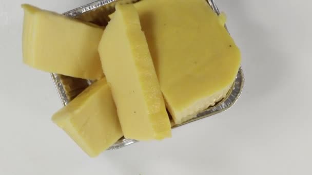 Tiro Aéreo Uma Panela Rotativa Polenta Cozida Fatias Uma Superfície — Vídeo de Stock