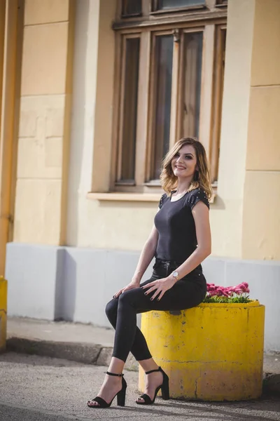 Uma Jovem Mulher Caucasiana Parque — Fotografia de Stock