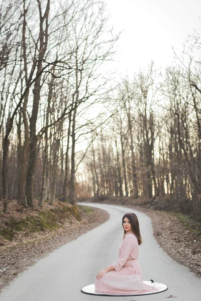 Une Jeune Femme Caucasienne Dans Une Robe Rose Délicate Posant — Photo